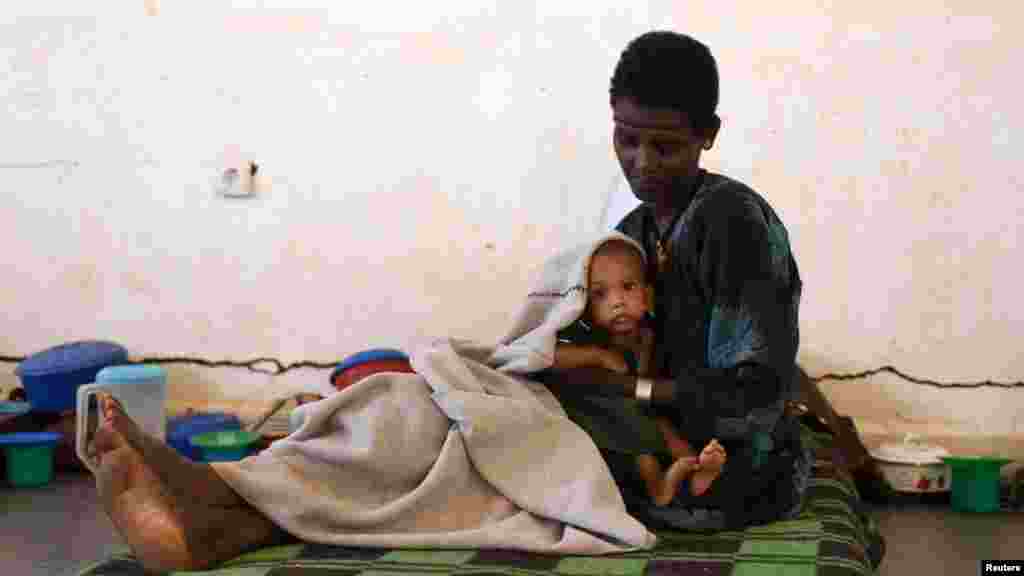 ሲርያል የጤና ጥበቃ ማእከል ውስጥ እናት ልጇን እየንተከባከበች