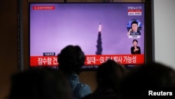Peluncuran rudal balistik Korea Utara ditayangkan di sebuah televisi di Seoul, Korsel, 19 Oktober 2021. (REUTERS/Kim Hong-Ji)