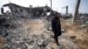 Palestinac pored kuće u Rafi uništene u izraelskom napadu (Foto: AP/Fatima Shbair)