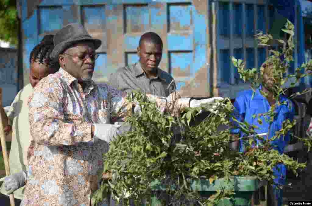 Shugaban Kasar Tanzania John Magufuli ya jagoranci wani aikin tsabtacen kasar a bikin tunawa da ranar samun 'yancin kai karo na 54.