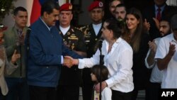 El presidente venezolano Nicolás Maduro saluda sonriente al empresario colombiano Alex Saab tras su liberación por parte de Estados Unidos, en el Palacio de Miraflores, Caracas, este miércoles 20 de diciembre de 2023.
