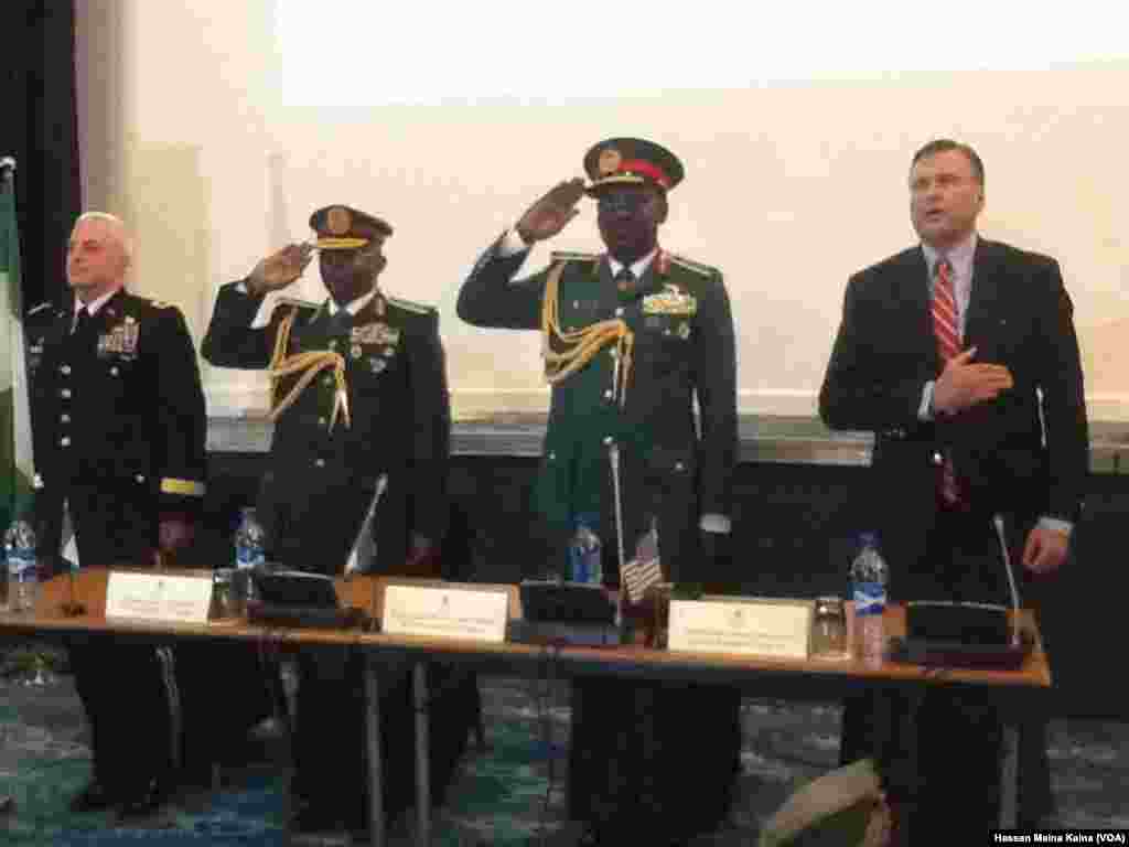 Daga hagu kwamandan dakarun Amurka AFRICOM da Janar Olanishakin da Janar Buratai da Jakadan Amurka a Najeriya Symington