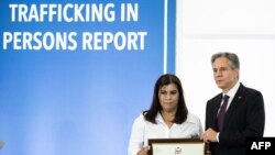 ARCHIVO - El Secretario de Estado de EEUU, Antony Blinken, junto a Eumelis Moya Goitte, durante una ceremonia de presentación del informe sobre el estado de la trata de personas en el mundo.