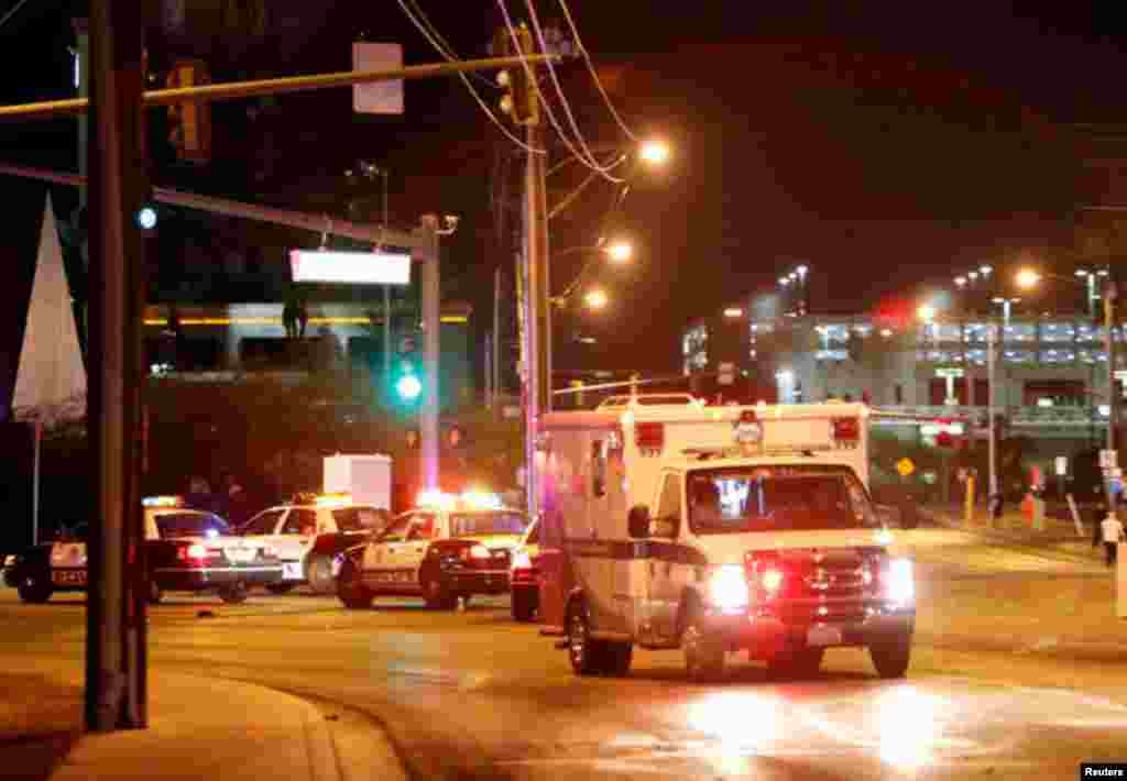 Une ambulance quitte la salle de concert après la fusillade lors d'un festival de musique, à Las Vegas, le 1er octobre 2017.
