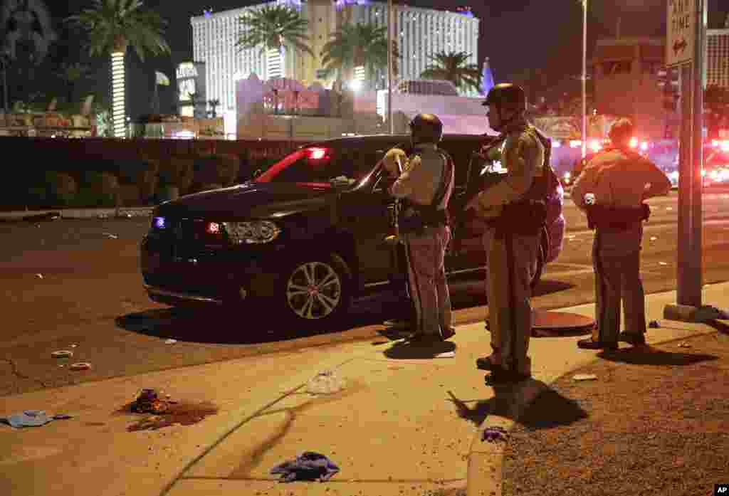 La police reste pour patrouiller après la fusillade lors d'un festival de musique, à Las Vegas, le 2 octobre 2017.