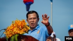 រូបឯកសារ៖⁣ លោក​ ហ៊ុន សែន​​ មេ​បក្ស​កាន់​អំណាច​ថ្លែង​ទៅ​កាន់​អ្នក​គាំទ្រ​របស់​ខ្លួន​ ​ដែល​ប្រមូលផ្តុំ​នៅ​ឯ​ផ្លូវ​មួយ​កន្លែង​ក្នុង​រាជធានី​ភ្នំពេញ​មុន​ពេល​ហែក្បួន​ឃោសនា​បោះឆ្នោត​ឃុំ-សង្កាត់​ថ្ងៃ​ចុង​ក្រោយ​ ​នា​ថ្ងៃទី​០២​មិថុនាឆ្នាំ២០១៧។​ ​(នៅ វណ្ណារិន/VOA) 