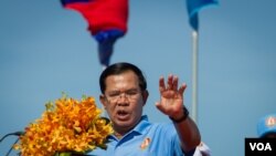 លោក​ ហ៊ុន សែន​​ មេ​បក្ស​កាន់​អំណាច​ថ្លែង​ទៅ​កាន់​អ្នក​គាំទ្រ​របស់​ខ្លួន​ ​ដែល​ប្រមូលផ្តុំ​នៅ​ឯ​ផ្លូវ​មួយ​កន្លែង​ក្នុង​រាជធានី​ភ្នំពេញ​មុន​ពេល​ហែក្បួន​ឃោសនា​បោះឆ្នោត​ឃុំ-សង្កាត់​ថ្ងៃ​ចុង​ក្រោយ​ ​នា​ថ្ងៃទី​០២​មិថុនាឆ្នាំ២០១៧។​ ​(នៅ វណ្ណារិន/VOA) 