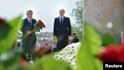 Rossiya Prezidenti Vladimir Putin (o'ngda) O'zbekiston Bosh vaziri Shavkat Mirziyoyev bilan Samarqandda Islom Karimov qabriga gul qo'ymoqda, 6-sentabr, 2016-yil.