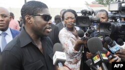 Teodorin Obiang, fils du président équato-guinéen, parle aux journalistes à Malabo, le 23 décembre 2014.