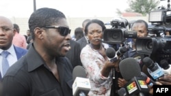 Le fils du président, Teodorin Obiang, parle aux journalistes à Malabo, le 23 décembre 2014.