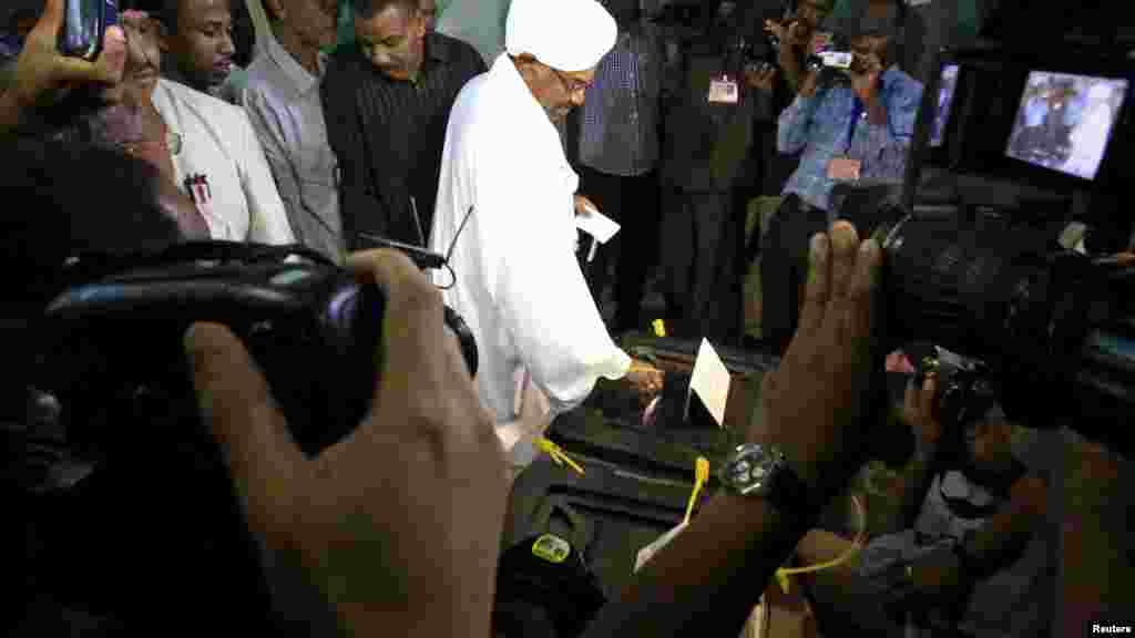 Le président Omar Hassan el-Béchir du Soudan place son bulletin de vote dans l’urne lors des élections à Khartoum, le 13 avril 2015.