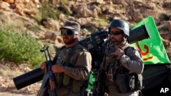 Pejuang Hizbullah berdiri di atas kendaraan militer mereka di lembah al-Kheil, perbatasan Lebanon-Suriah, saat terjadinya bentrokan antara pejuang Hizbullah dan pejuang al-Qaida, 29 Juli 2017. (Foto: dok).