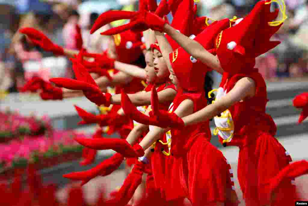 2018年6月12日,中国江苏省淮安市下辖的盱眙县,在小龙虾节开幕式上,孩子们穿着小龙虾服装。