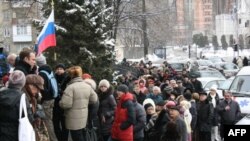 Российские граждане пришли голосовать в Консульский отдел посольства Российской Федерации в Киеве. 4 марта 2012 г.