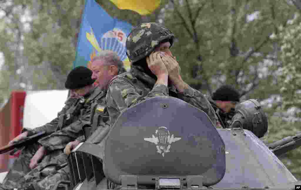 Ukrainian army paratroopers move into position in Slovyansk, Ukraine, June 2, 2014. 