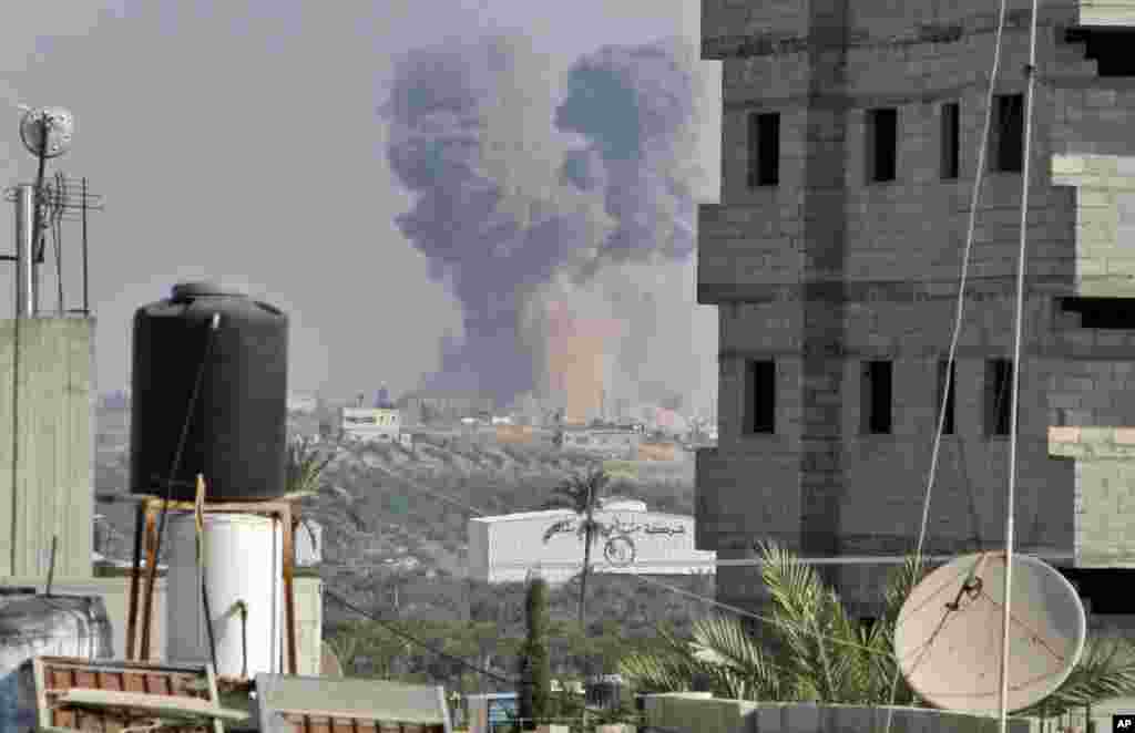 Khói bốc lên sau vụ tấn công của Israel ở phía đông thành phố Gaza, nhìn thấy từ trại tị nạn Bureij, ngày 20/11/2012.