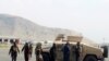 Una patrulla del Talibán en una pista del aeropuerto de Kabul tras la retirada total de Estados Unidos el 30 de agosto de 2021.