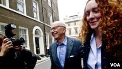 Raja media Rupert Murdoch dan mantan pemimpin redaksi News of the World, Rebekah Brooks (kanan).