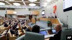 Министр финансов РФ Антон Силуанов (справа) присутствует на заседании Государственной Думы, на котором во втором чтении обсуждается федеральный бюджет на будущий год. Моска. 15 ноября 2023 года.