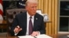 Predsjednik Donald Trump potpisuje izvršne uredbe.