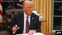 លោកប្រធានាធិបតី Donald Trump ចុះហត្ថលេខាលើបទបញ្ជាស្តីពីការដកសហរដ្ឋអាមេរិកចេញពីអង្គការសុខភាពពិភពលោកនៅក្នុងការិយាល័យរាងពងក្រពើនៅក្នុងសេតវិមាននៅរដ្ឋធានីវ៉ាស៊ីនតោន នៅថ្ងៃទី២០ ខែមករា ឆ្នាំ២០២៥។