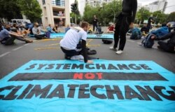 Activistas protestan frente a la sede del Partido Social Democrático de Alemania, solicitando el cierre inmediato de las plantas de carbón duro.