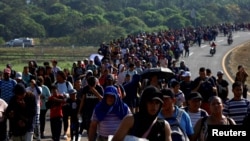 Ribuan migran Amerika tengah yang ingin menuju wilayah AS, tampak melewati kota Huixtla di Meksiko (foto: ilustrasi). 