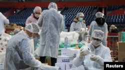 Volonteri pomažu da se spakuju kutije s pomoći za starije građane Beograda, kojima je zabranjeno da izađu napolje zbog epidemije koronavirusa (Foto: Reuters/Feđa Grulović)