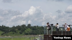 지난 8월 한국 박근혜 대통령이 광복절 경축사에서 북한에 비무장지대(DMZ) 세계평화공원 조성을 정식 제의한 가운데, 경기도 파주시 임진각에서 평화공원 후보지 가운데 한 곳인 장단반도 일대가 보이고 있다. 