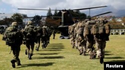 英國陸軍士兵和日本陸上自衛隊成員在日本的一個陸上自衛隊訓練營地舉行首次聯合軍演。 （2018年10月2日）