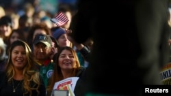 Jóvenes hispanos participan en un evento político celebrado en la Universidad de Colorado, el 28 de octubre de 2015.