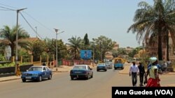 Des véhicules sur une avenue de Bissau, le 16 septembre 2018.