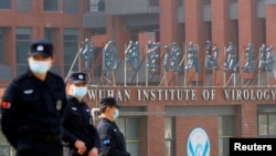 资料照片： 世卫组织专家组到武汉病毒研究所进行新冠病毒溯源调查。当时该所四周高度戒备，当局派出大批安保人员把守。(2021年2月3日)
