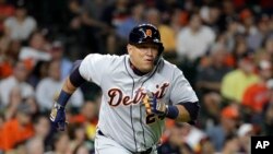 El venezolano Miguel Cabrera de los Tigres de Detroit marca el número tres con los dedos durante un partido contra los Rays de Tampa Bay, el sábado 17 de agosto de 2019, en St. Petersburg, Florida. (AP Foto/Chris O'Meara)