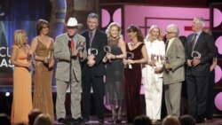 Para pemeran serial televisi Dallas menerima penghargaan sebagai serial klasik dan pemeran terbaik tahun 2006 di Santa Monica, California. Dari kiri: Charlene Tilton, Linda Gray, Larry Hagman, Patrick Duffy, Sheree Wilson, Mary C (Foto: dok).