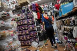 Se ve a un saqueador en una tienda de artículos de belleza que fue asaltada luego de las protestas por la muerte a tiros por parte de la policía de Walter Wallace en Filadelfia, Pensilvania, EE.UU., 27 de octubre de 2020. REUTERS.