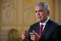 ARCHIVO - El presidente de Colombia, Iván Duque, habla con Reuters en Bogotá, el 25 de marzo de 2021,