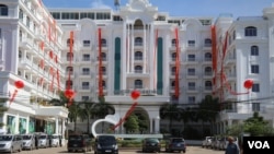 សណ្ឋាគារ​វិមានខ្សាច់មាសនៅក្រុង​ព្រះសីហនុ​ ដែល​ត្រូវបាន​បន្ថែម​ដោយ​កាស៊ីណូ ដើម្បីស្វាគមន៍​ភ្ញៀវ​ទេសចរ​ចិន ដែលមានការ​កើន​ឡើង​យ៉ាង​គំហុក (ស៊ុន ណារិន/VOA)