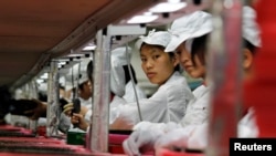 中國工人台企富士康設在廣東龍華的工廠裡做工。 （資料照片）
