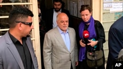 Perdana Menteri Irak, Haider al-Abadi (tengah) di Baghdad, Irak, 12 Mei 2018. (Foto: dok).