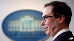 Le secrétaire au Trésor Steven Mnuchin parle du coronavirus dans la salle de presse James Brady de la Maison Blanche, le jeudi 2 avril 2020, à Washington. (Photo AP / Alex Brandon)