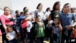Un abogado de ACLU pidió al juez ordenar que el Gobierno reúna a todos los niños con sus familias en 30 días, y en cinco días a los menores de cinco años. 