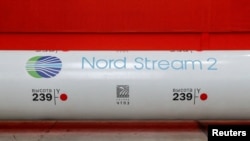 Logo dari proyek jalur pipa gas alam Nord Stream 2 terlihat pada salah satu pipa di sebuah pabrik di Chelyabinsk, Rusia, pada 26 Februari 2020. (Foto: Reuters/Maxim Shemetov)