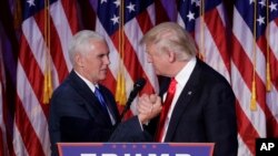 Le président-élu Donald Trump (à dr.) et son vice-président Mike Pence, le 9 novembre 2016. (AP Photo/John Locher)