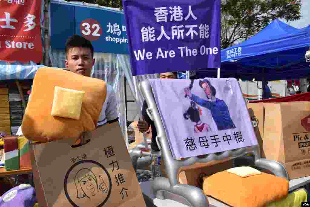 維園年宵市場檔主蘇先生表示,攤位售賣的自家設計產品,主要是回顧香港去年的社會大事包括雨傘運動