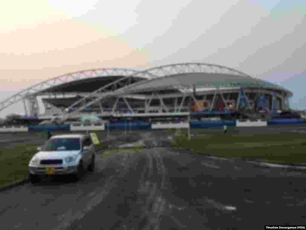Le stade de l'Amitié vu sous un autre angle, à Libreville, Gabon, 14 janvier 2017. (VOA/Timothée Donangmaye)