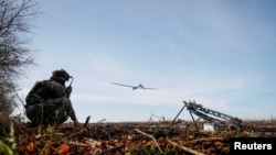 Un soldado ucraniano lanza un dron en la región de Járkov el 30 de octubre de 2023.