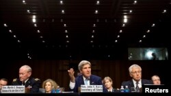 Davlat kotibi Jon Kerri, Pentagon rahbari Chak Xeygl va general Martin Dempsi senatorlar savollariga javob berar ekan, qo'mitaning 10 vakili harbiy amaliyotni yoqladi. Yetti a'zo esa rad javobi berdi.