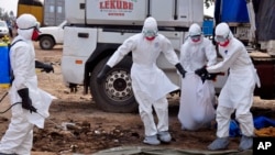  Ma'aikata dake kula da masu cutar Ebola.