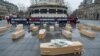 ARCHIVO - Miembros de Reporteros sin Fronteras protestan con 19 ataúdes abiertos que simbolizan a los 19 periodistas ucranianos encarcelados en Rusia y uno cerrado por la fallecida periodista ucraniana Victoria Roshchyna, en París el 20 de febrero de 2025.